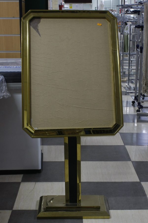 Portacarteles color oro medida 60x80cm