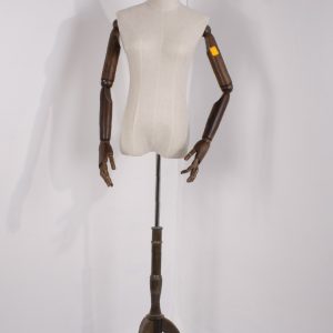 Busto Mujer con brazo y base madera