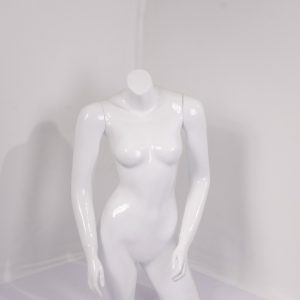 Busto mujer blanco brillante inclinado con brazo